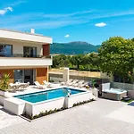 San Pietro A Luxurious Seaside Retreat In Kastel Stafilic Kastela