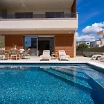 San Pietro A Luxurious Seaside Retreat In Kastel Stafilic *