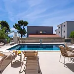 Vila San Pietro A Luxurious Seaside Retreat In Kastel Stafilic Kastela