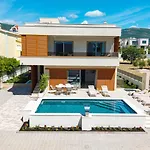 San Pietro A Luxurious Seaside Retreat In Kastel Stafilic Vila