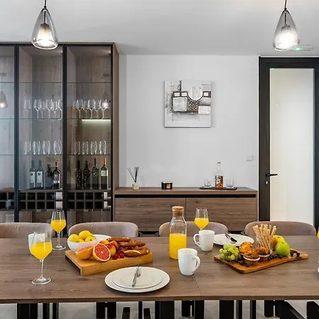 New! San Pietro - A Luxurious Seaside Retreat In Kastel Stafilic فيلة