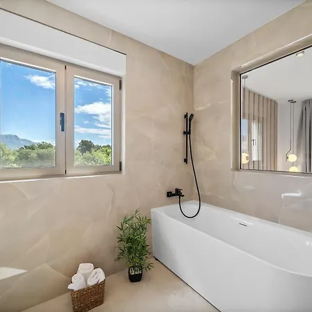 فيلة New! San Pietro - A Luxurious Seaside Retreat In Kastel Stafilic *