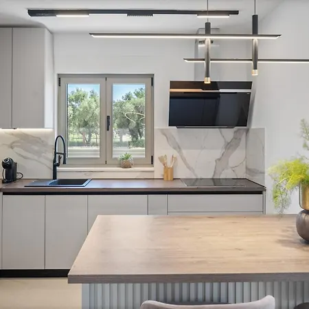 فيلة New! San Pietro - A Luxurious Seaside Retreat In Kastel Stafilic